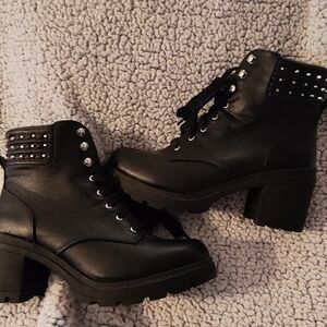 Size 12W Women's boots. Black.